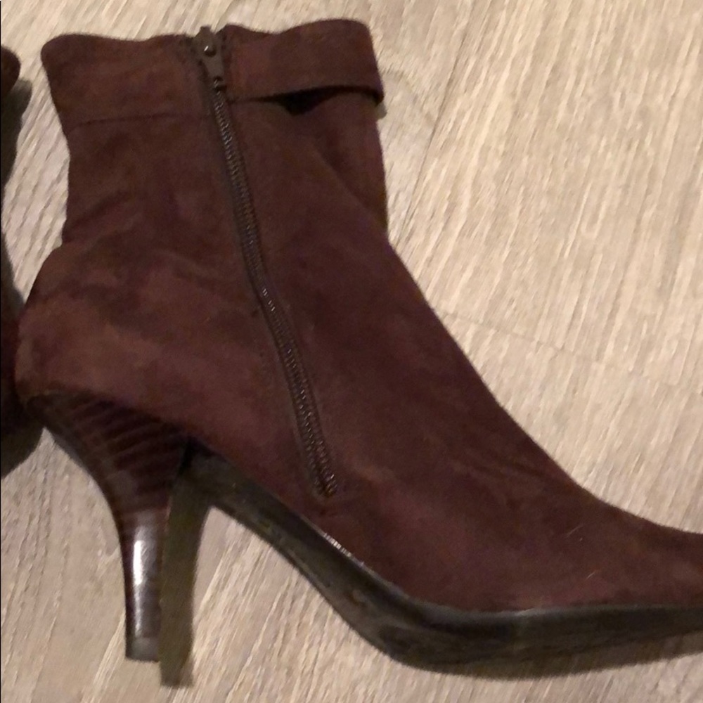 BCBGirls chocolate brown suede booties size 7 - Picture 7 of 8